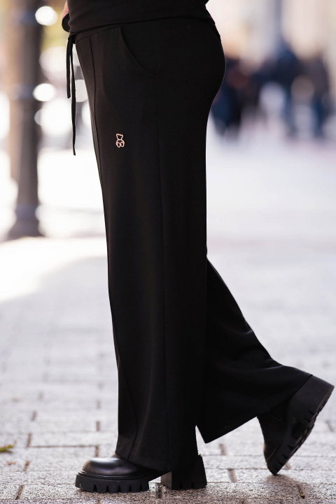 МАКСИ комплект в черно с малка брошка златисто мече с камъни