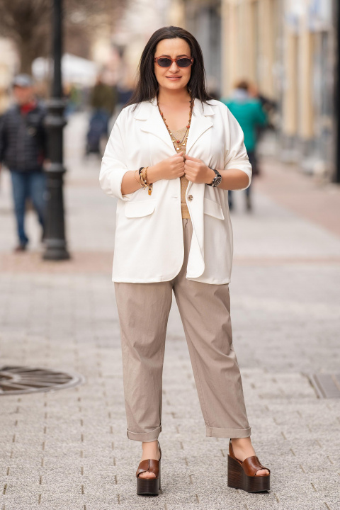 Макси оувърсайз сако в бял цвят с елегантен ревер и свободна кройка