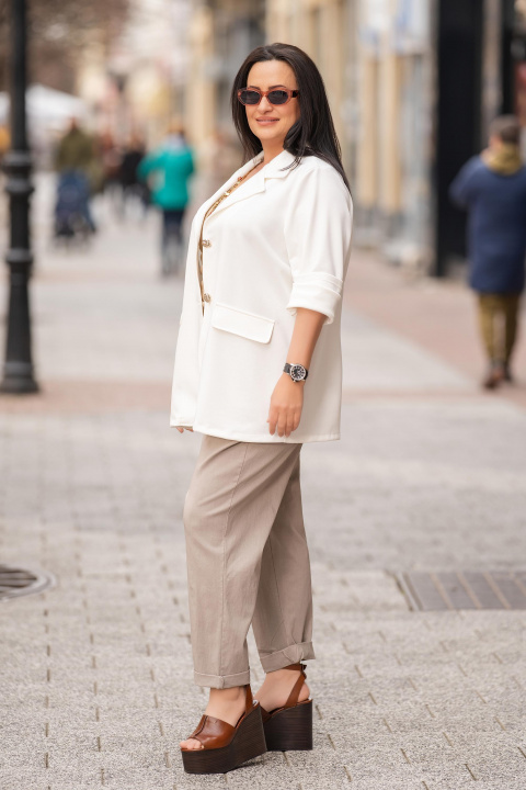 Макси оувърсайз сако в бял цвят с елегантен ревер и свободна кройка