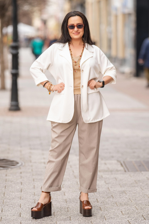 Макси оувърсайз сако в бял цвят с елегантен ревер и свободна кройка