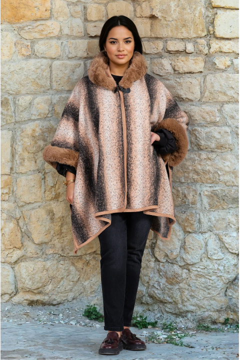 Макси палто тип пончо с бежово с черен принт и пухена яка