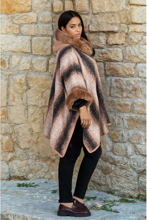 Макси палто тип пончо с бежово с черен принт и пухена яка