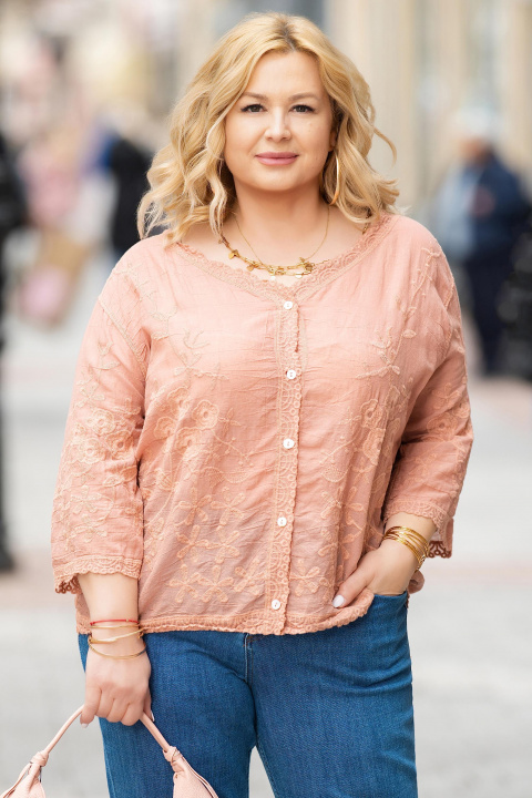 МАКСИ памучна блуза в розово с бродирани цветя и копчета