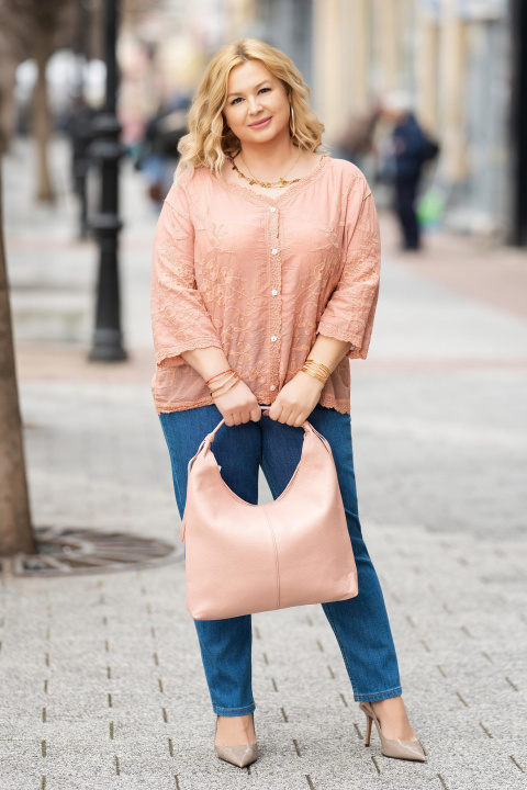 МАКСИ памучна блуза в розово с бродирани цветя и копчета