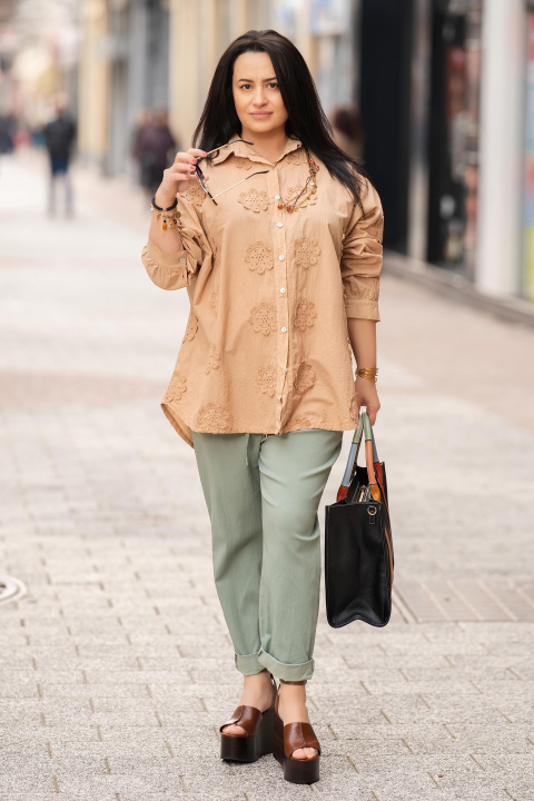 Макси памучна риза в камел с декоративна бродерия