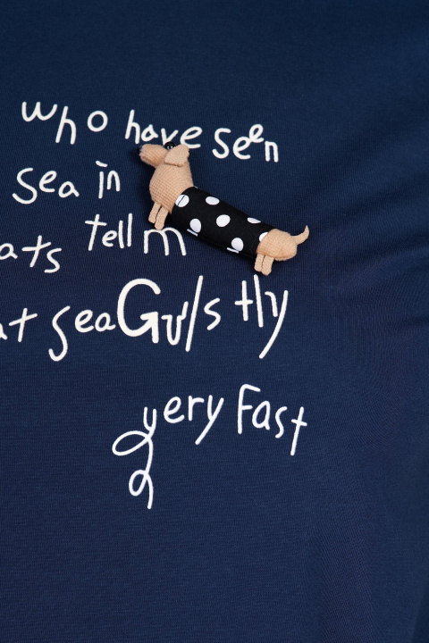 МАКСИ памучна тениска в тъмносиньо с щампован надпис и 3Д декорация с куче