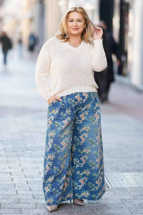 МАКСИ памучни дънки в синьо с флорален принт и разкроени крачоли