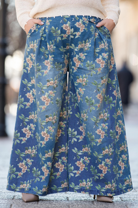 МАКСИ памучни дънки в синьо с флорален принт и разкроени крачоли