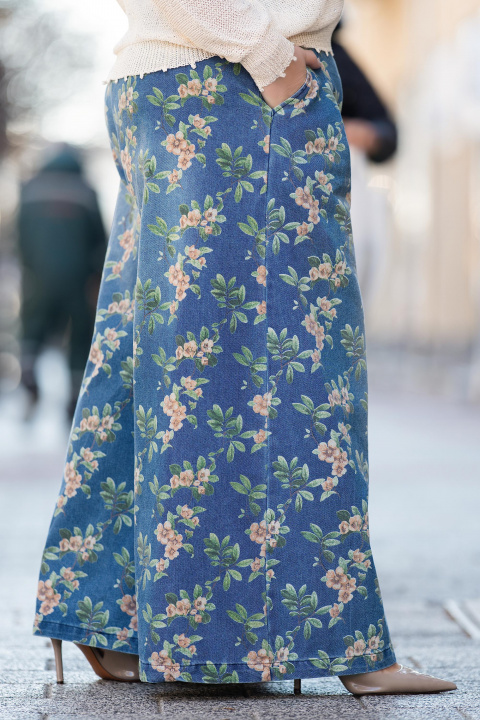 МАКСИ памучни дънки в синьо с флорален принт и разкроени крачоли