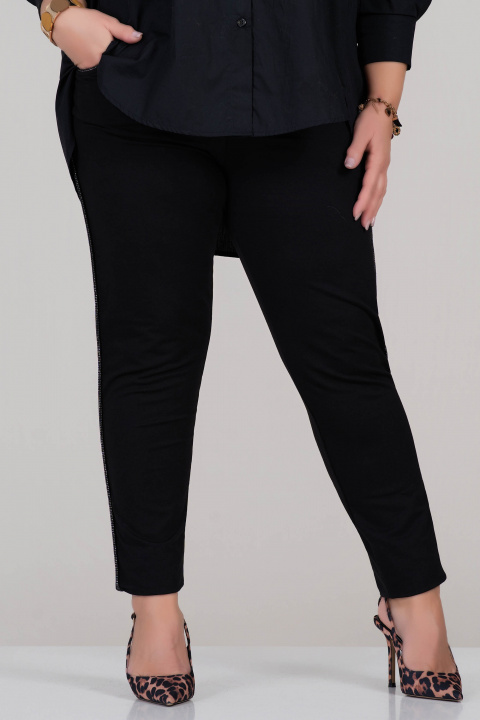 МАКСИ панталон по тялото в черно с лъскав страничен кант