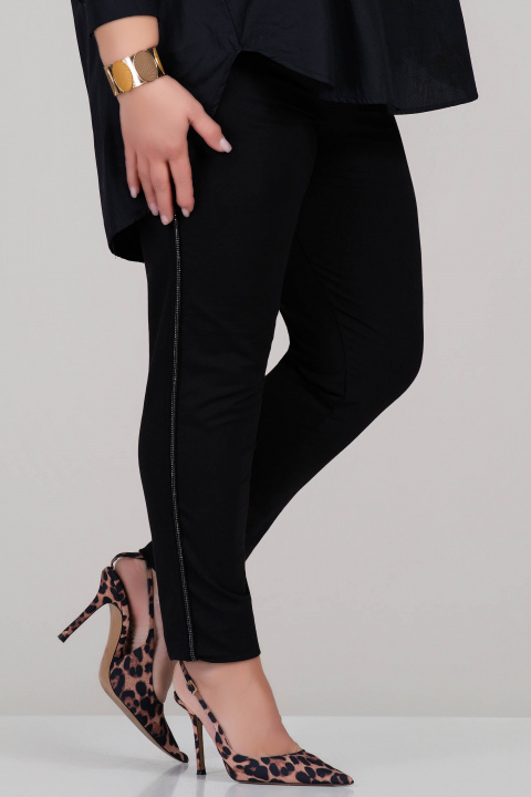 МАКСИ панталон по тялото в черно с лъскав страничен кант