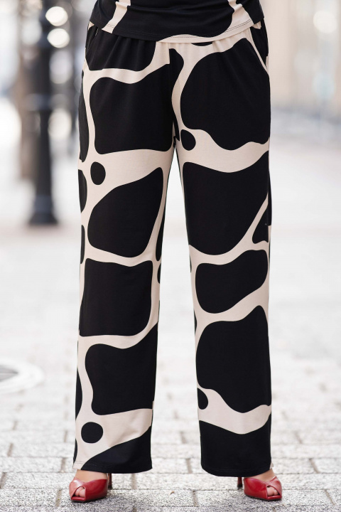 Макси панталон в бежово с фигурален черен принт