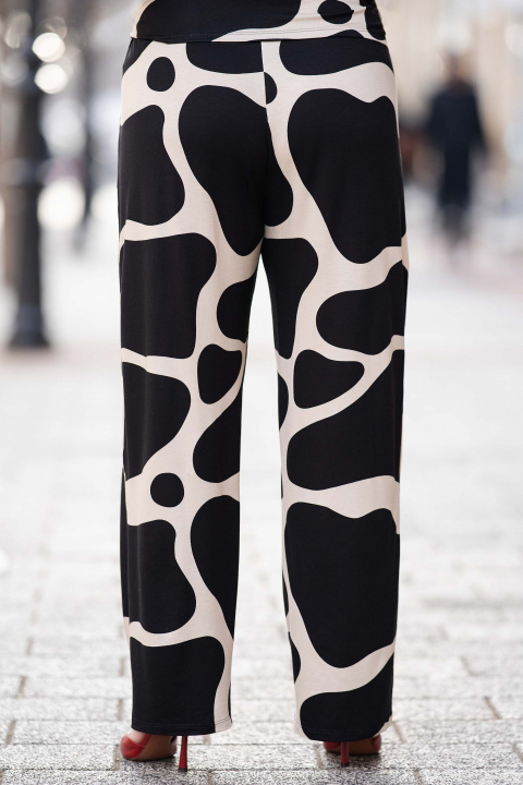 Макси панталон в бежово с фигурален черен принт