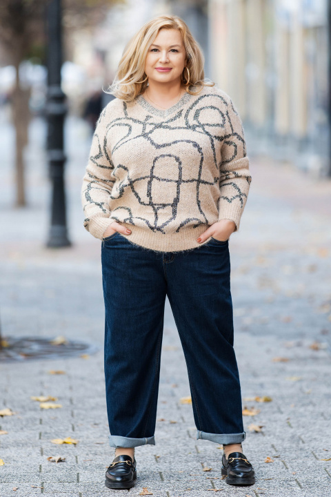 Макси плетен пуловер в бежово с черна апликация и пайети