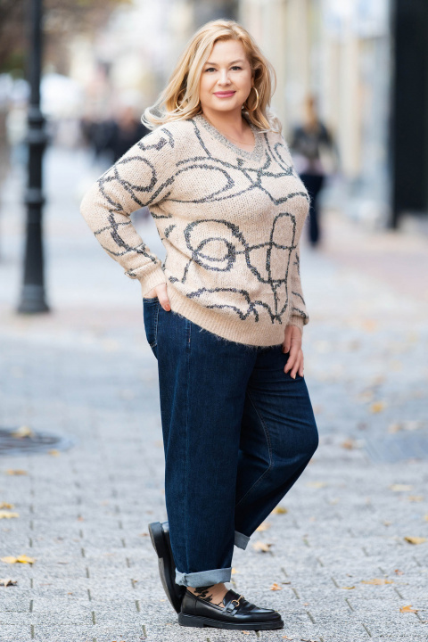 Макси плетен пуловер в бежово с черна апликация и пайети