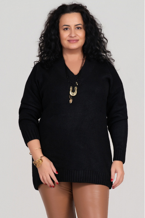 МАКСИ плетен пуловер в черно с остро деколте