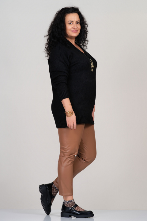 МАКСИ плетен пуловер в черно с остро деколте