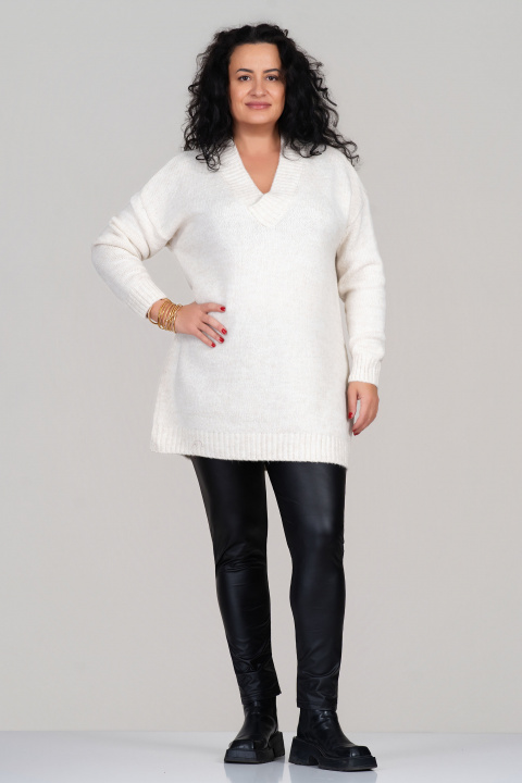 МАКСИ плетен пуловер в цвят екрю с остро деколте