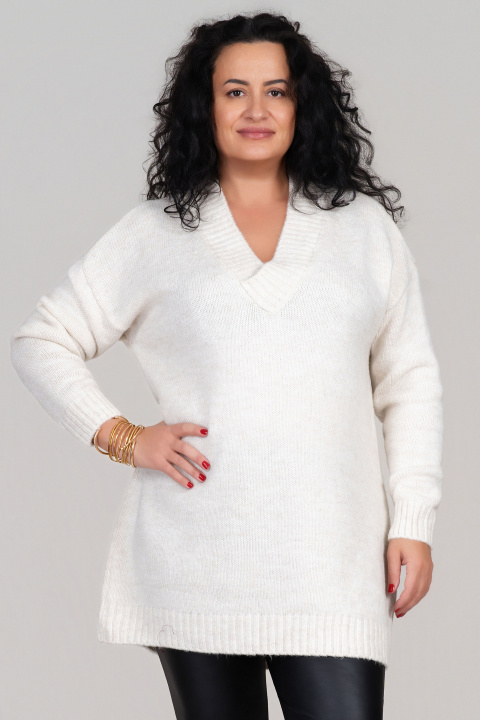 МАКСИ плетен пуловер в цвят екрю с остро деколте