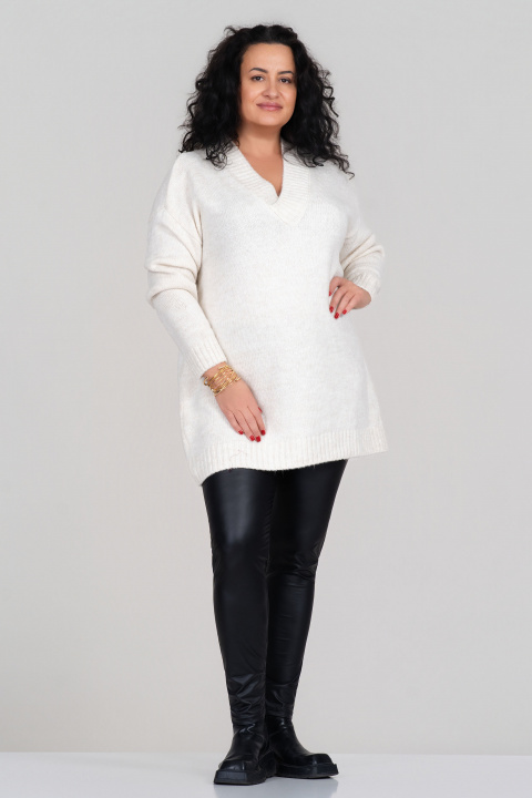 МАКСИ плетен пуловер в цвят екрю с остро деколте