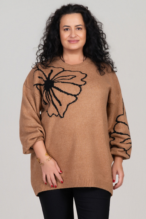 Макси плетен пуловер в светлокафяво с бял флорален мотив