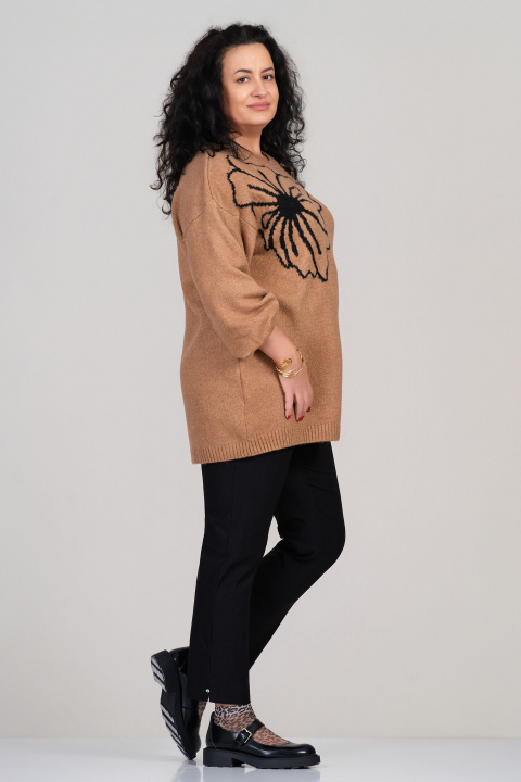 Макси плетен пуловер в светлокафяво с бял флорален мотив