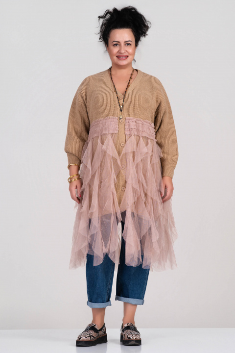 МАКСИ плетена жилетка в бежово с копчета и декоративен тюл