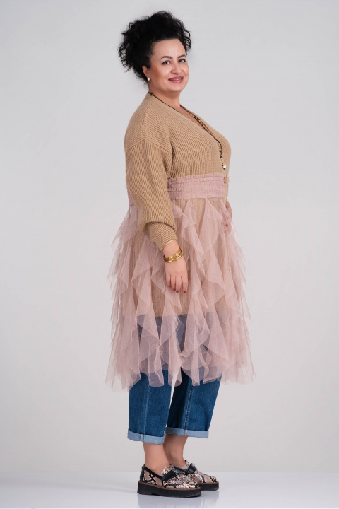МАКСИ плетена жилетка в бежово с копчета и декоративен тюл