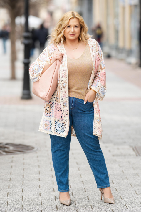 Макси плетена жилетка в розово с многоцветни елементи