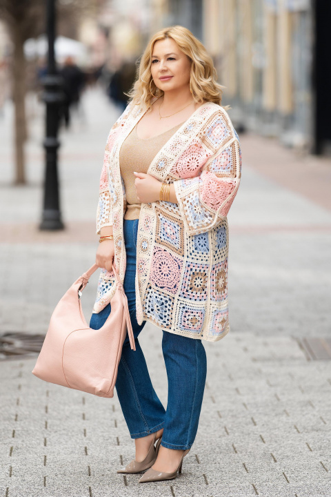 Макси плетена жилетка в розово с многоцветни елементи