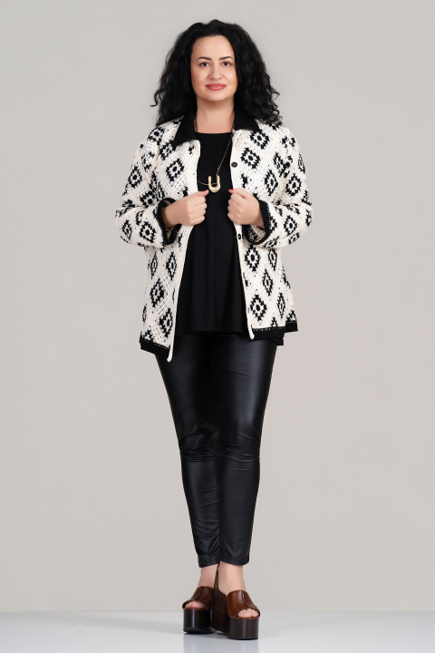 Макси плетена жилетка в цвят ванилия с черен принт