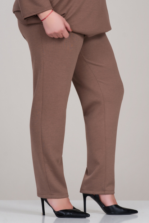 МАКСИ прав панталон в бежово от плътна раирана материя