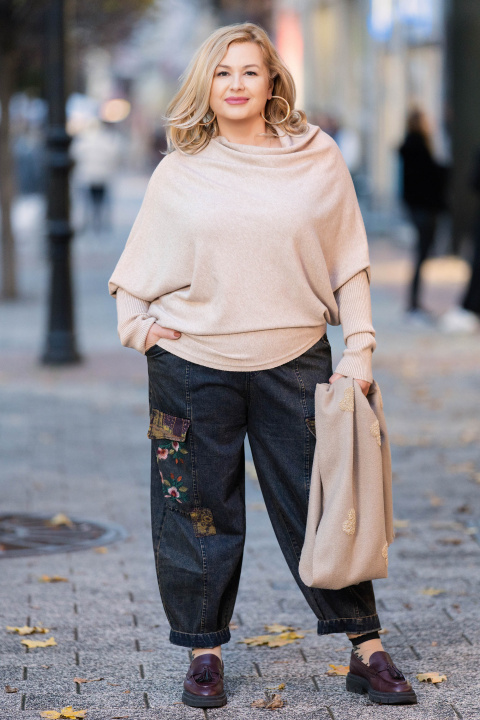 Макси пуловер от фино плетиво в бежово с ефектна яка и свободна кройка