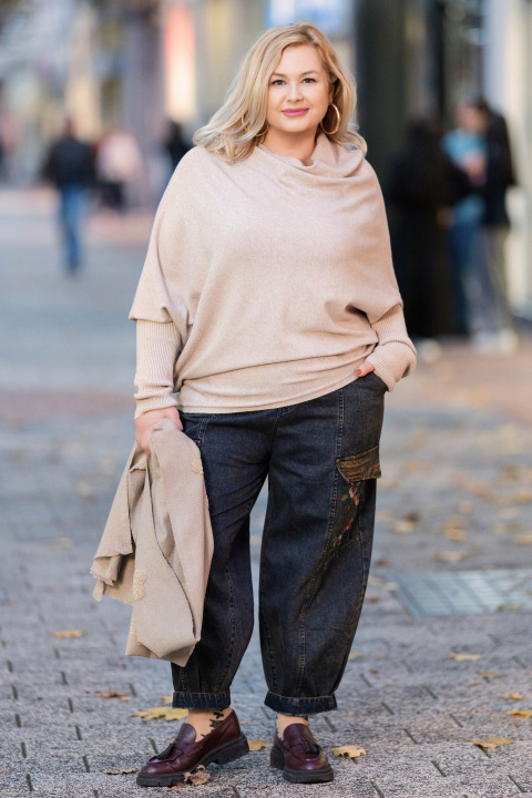 Макси пуловер от фино плетиво в бежово с ефектна яка и свободна кройка