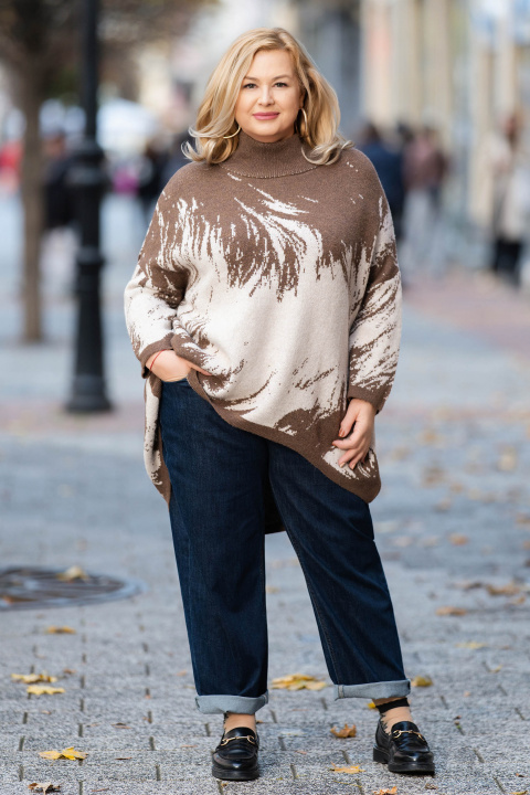 Макси пуловер от фино плетиво в кафяво с абстрактен принт и поло яка