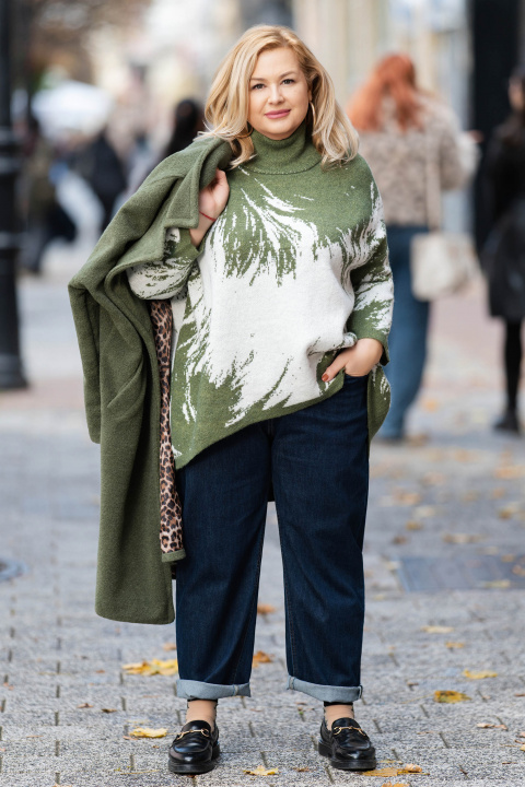 Макси пуловер от фино плетиво в зелено с абстрактен принт и поло яка