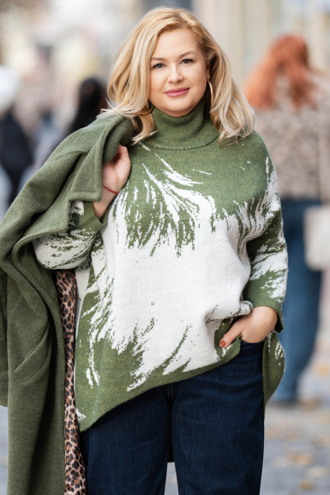 Макси пуловер от фино плетиво в зелено с абстрактен принт и поло яка