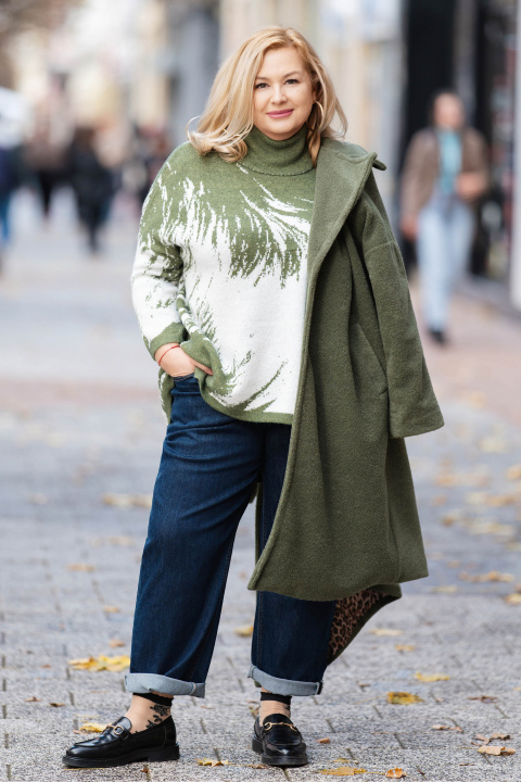 Макси пуловер от фино плетиво в зелено с абстрактен принт и поло яка