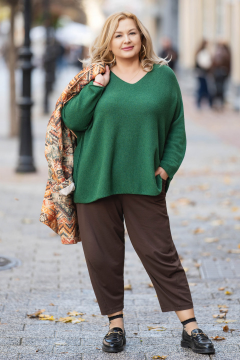 МАКСИ пуловер от фино плетиво в зелено с остро деколте