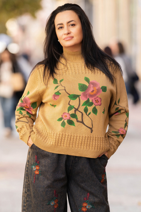 МАКСИ релефно плетен пуловер в бежово с флорален принт