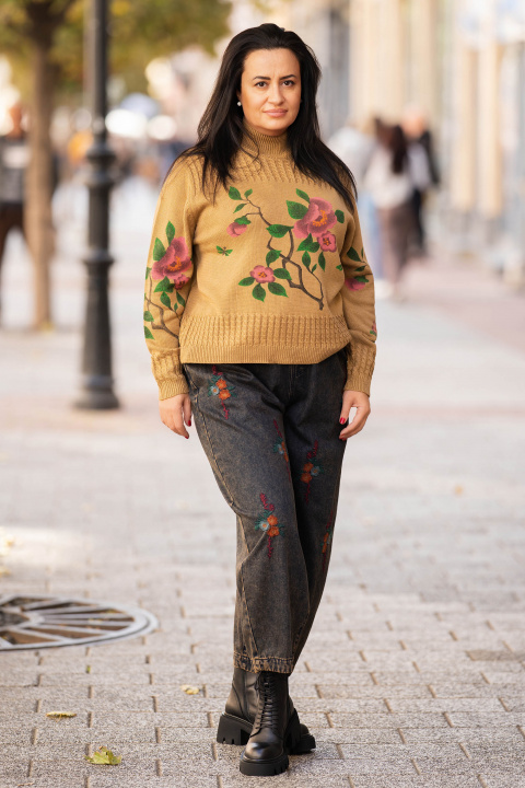 МАКСИ релефно плетен пуловер в бежово с флорален принт