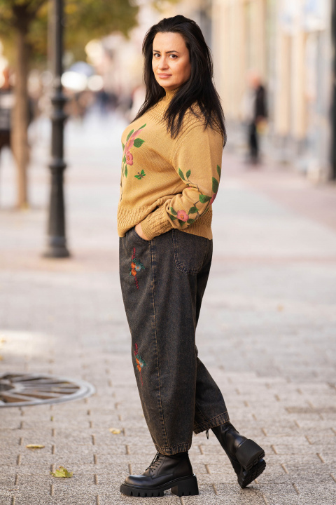 МАКСИ релефно плетен пуловер в бежово с флорален принт