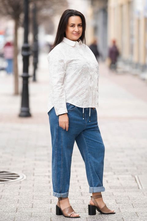 МАКСИ риза от памук в бяло с бродирани флорални мотиви