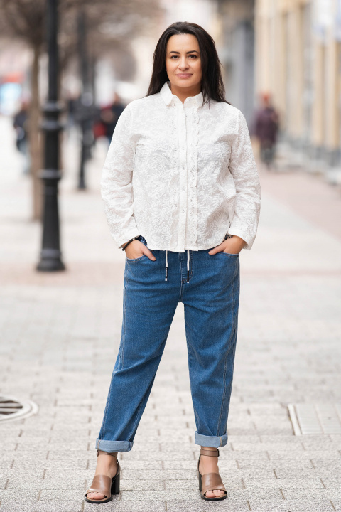 МАКСИ риза от памук в бяло с бродирани флорални мотиви