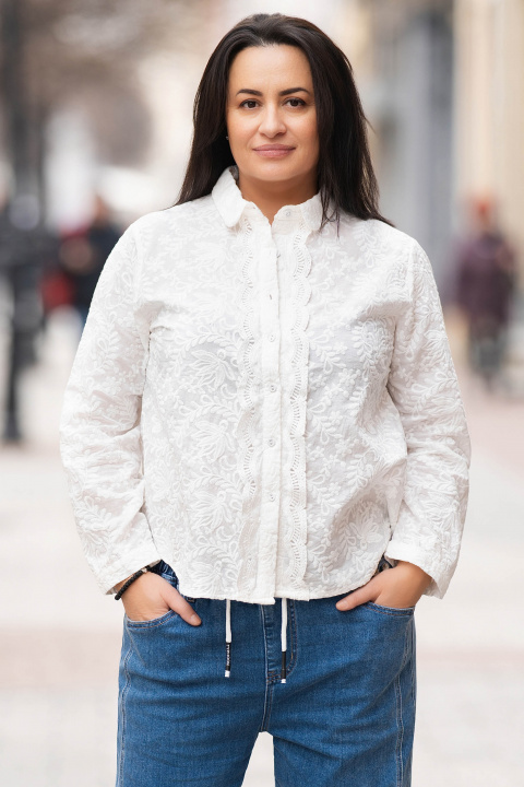 МАКСИ риза от памук в бяло с бродирани флорални мотиви