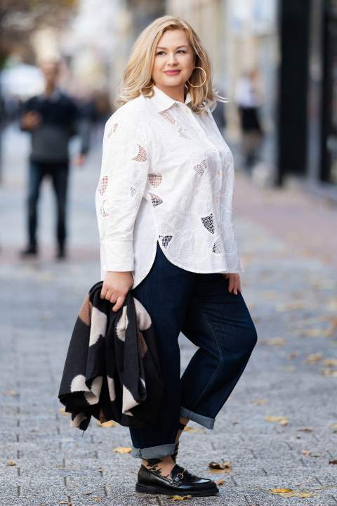 МАКСИ риза от памук в бяло с флорална рязана бродерия и издължена линия