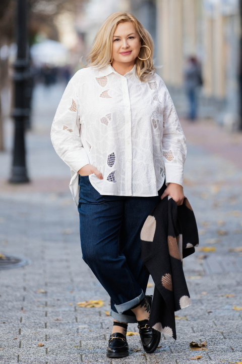 МАКСИ риза от памук в бяло с флорална рязана бродерия и издължена линия