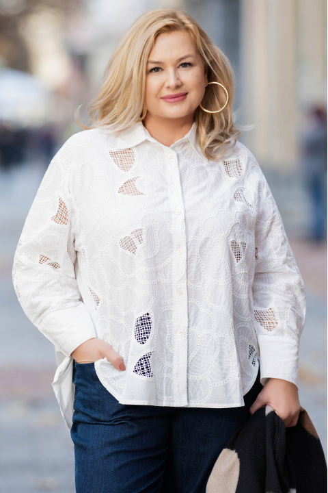 МАКСИ риза от памук в бяло с флорална рязана бродерия и издължена линия