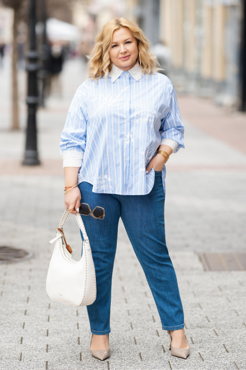 Макси риза от памук в синьо райе с бродирана декоративна яка и бели надписи