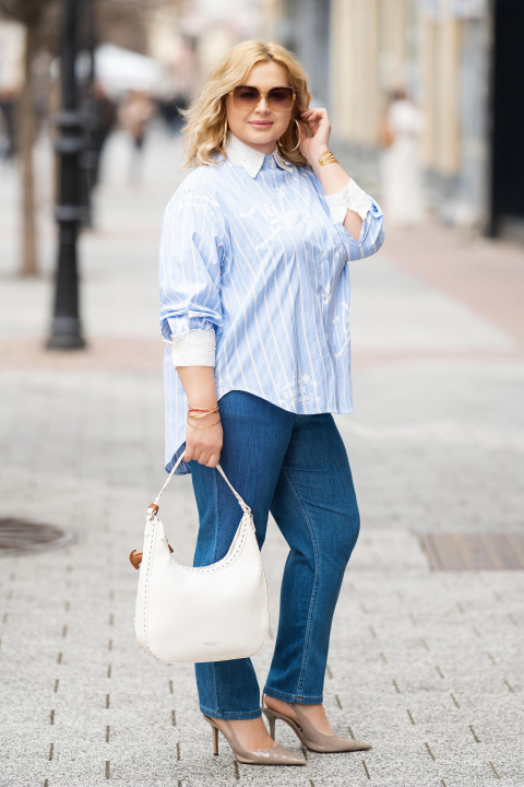 Макси риза от памук в синьо райе с бродирана декоративна яка и бели надписи